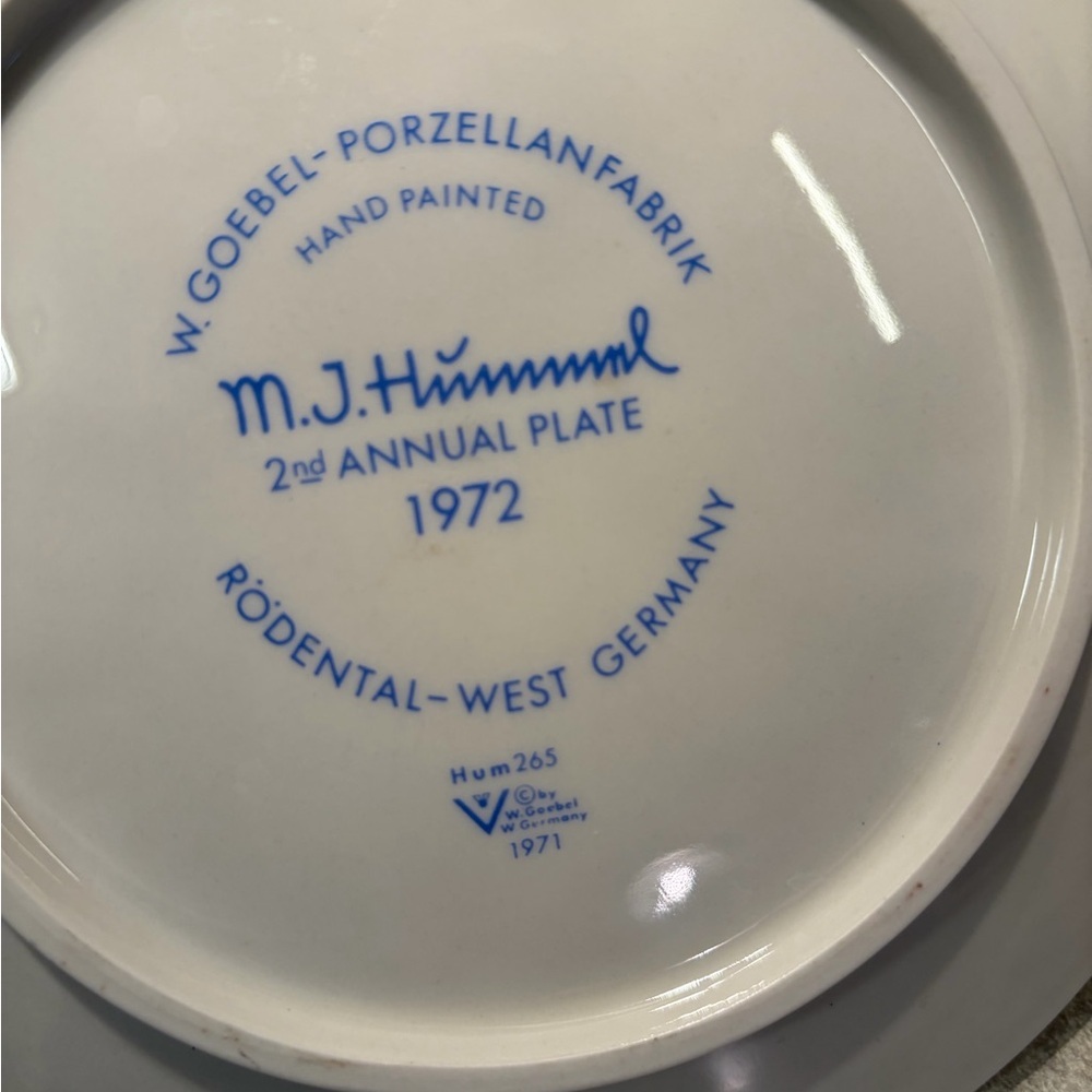 Goebel M.J. Hummel 2nd Annual Plate 1972 -#265 "Hear Ye, Hear Ye” - Picture 3 of 8